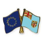 Odznak (pins) 22mm vlajka EU + Fidži - farebný