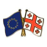Odznak (pins) 22mm vlajka EÚ + Gruzínsko - farebný