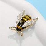 Brošňa (odznak) Lietajúci včielka 3,2 x 2,4 cm - žltá-čierna