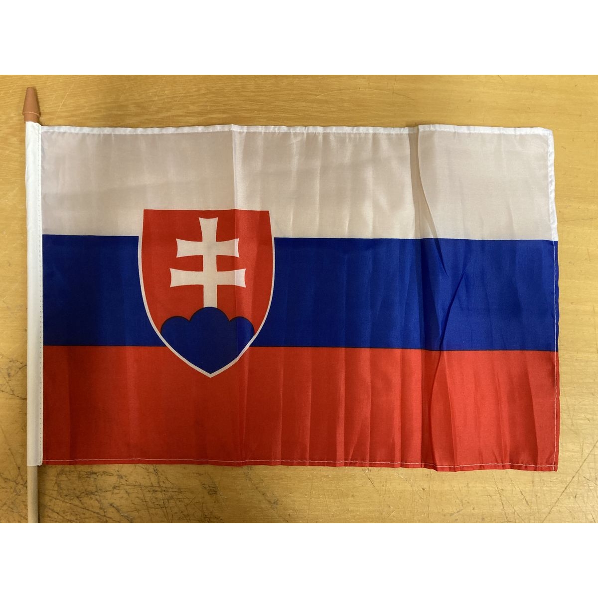 Vlajka na dřevěné tyči Slovensko 30x50 cm - barevná