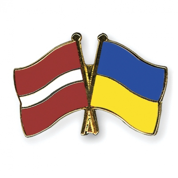 Odznak (pins) 22mm vlajka Lotyšsko + Ukrajina - barevný