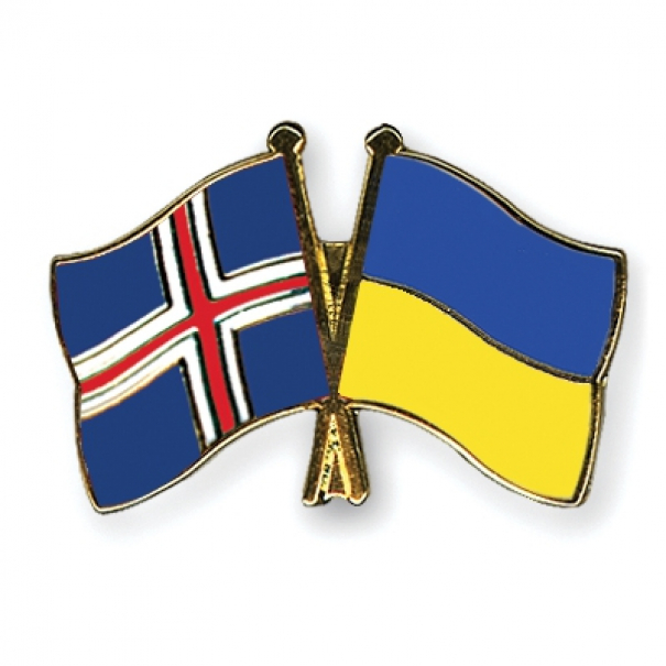 Odznak (pins) 22mm vlajka Island + Ukrajina - barevný