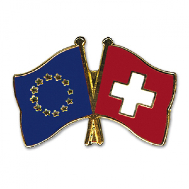 Odznak (pins) 22mm vlajka EU + Švýcarsko - barevný