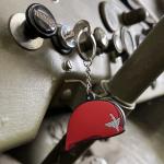 Klíčenka Fostex Baret 1st Airborne WWII - červený
