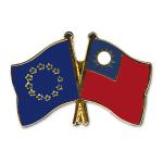 Odznak (pins) 22mm vlajka EU + Tchaj-wan - barevný