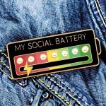 Odznak (pins) My Social Battery 6 x 2,5 cm - černý