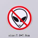 Nášivka nažehlovací symbol Zákaz vstupu mimozemšťanů 7 cm - bílá-červená