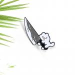 Odznak (pins) Mačka s nožom 3 x 1,2 cm - biely