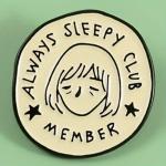 Brož (odznak) Always Sleepy Club 2,8 x 2,5 cm - béžová