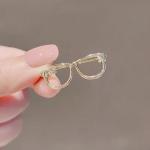 Brošňa Bist Glasses (okuliare) 1,3 x 3,5 cm - strieborná