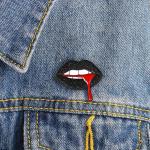Odznak (pins) Krvavá pusa 2,3 x 2,5 cm - čierny-červený