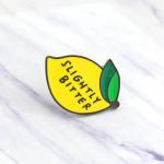 Odznak (pins) Citrón Slightly Bitter 2,4 x 2,9 cm - žltý