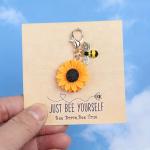 Kľúčenka so včielkou a veľkým kvetom 5 x 2,5 cm - farebná