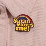 Odznak (pins) nápis Satan Loves Me 2,5 x 3,3 cm - žlutý