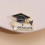 Odznak (pins) Graduate 2,5 x 3 cm - farebný