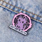 Odznak (pins) Mačka Satan 2,7 x 2,8 cm - fialový-čierny