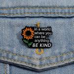 Odznak (pins) nápis In a world where you can be anything be kind 2 x 2,8 - barevný