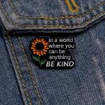 Odznak (pins) nápis In a world where you can be anything be kind 2 x 2,8 - barevný