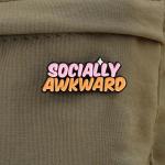 Odznak (pins) nápis Socially awkward 1,5 x 3,6 - růžový-oranžový