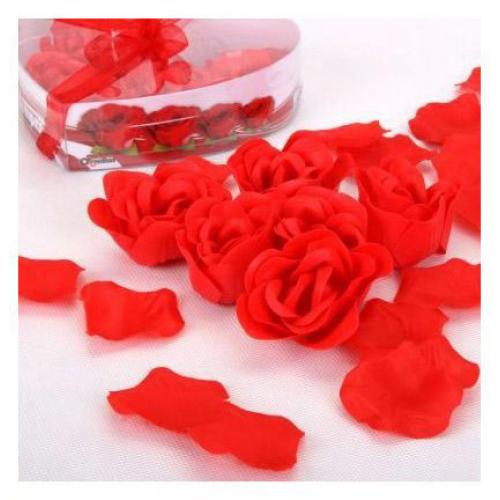 Romantické okvetné lístky ruže - červené