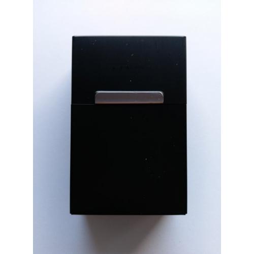 Plechová krabička na cigarety - čierna