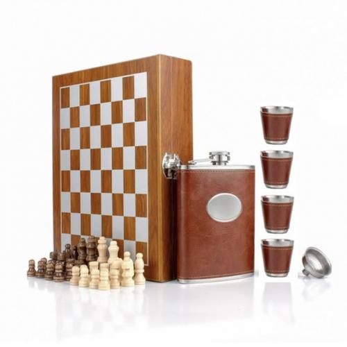 Placatka v kožence + šachy v dřevěné kazetě