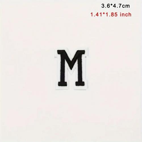 Nášivka nažehlovací písmeno M 4,7 cm - černá-bílá